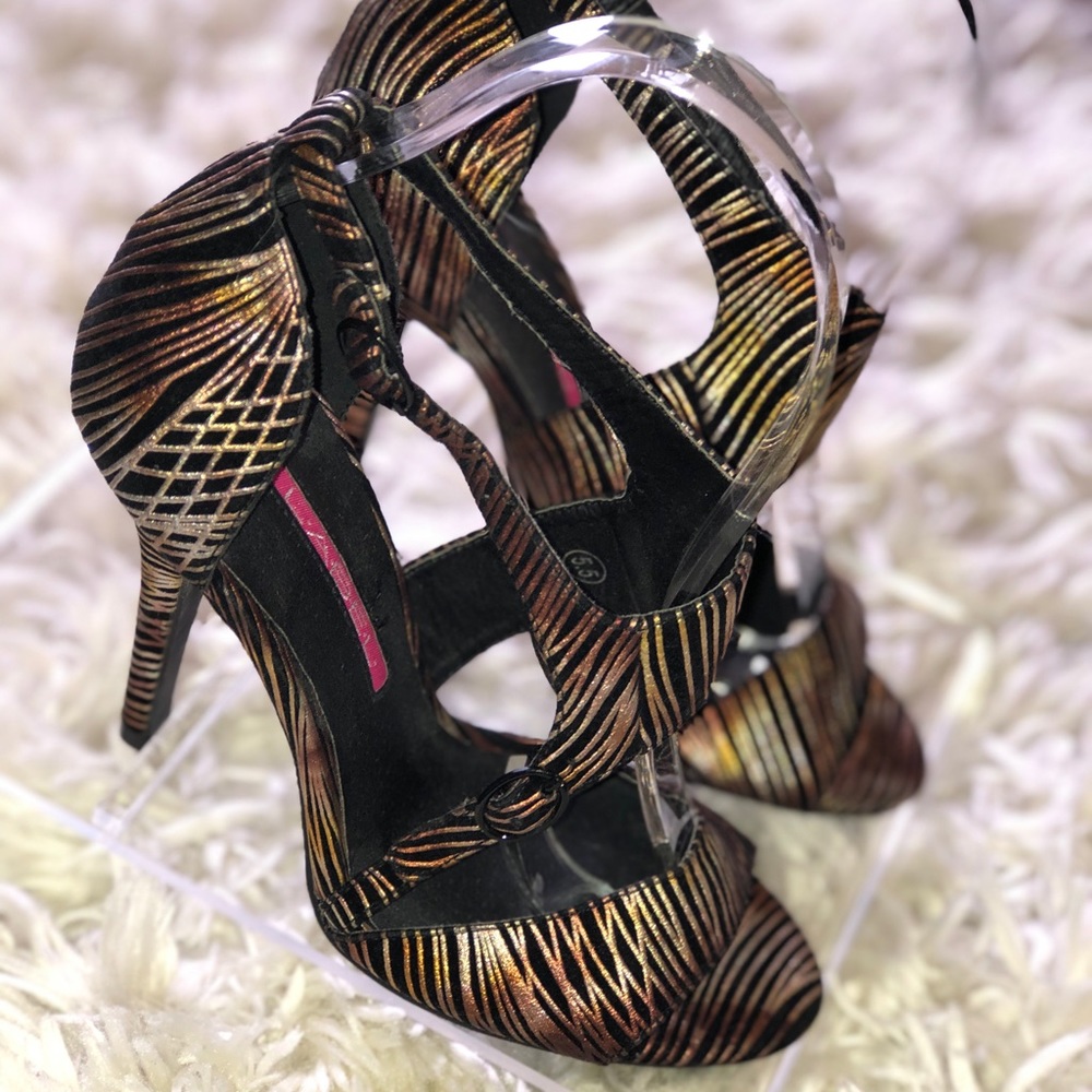 Stylish Zebra Pumps - Picture 2 of 5